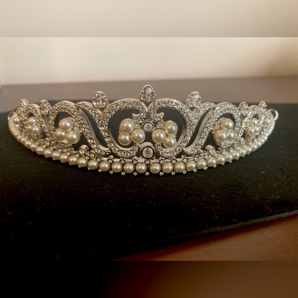 Swarovski Accessories - SWAROVSKI Swan pearl tiara